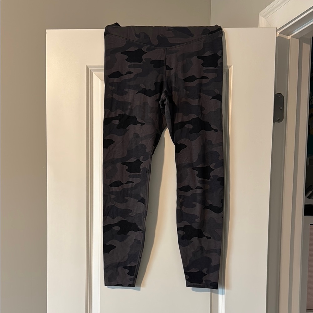 Old Navy Black & Gray Camo Leggings